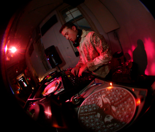 DJ Erik Rumors, Qoöl photo